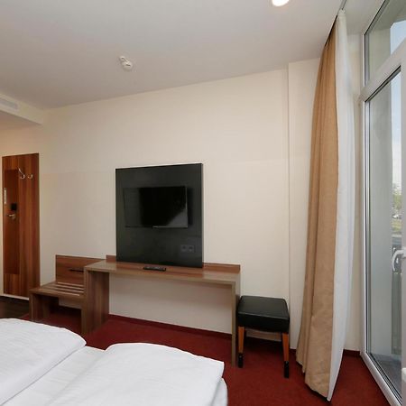 B&B Hotel Berlin-Adlershof Bagian luar foto