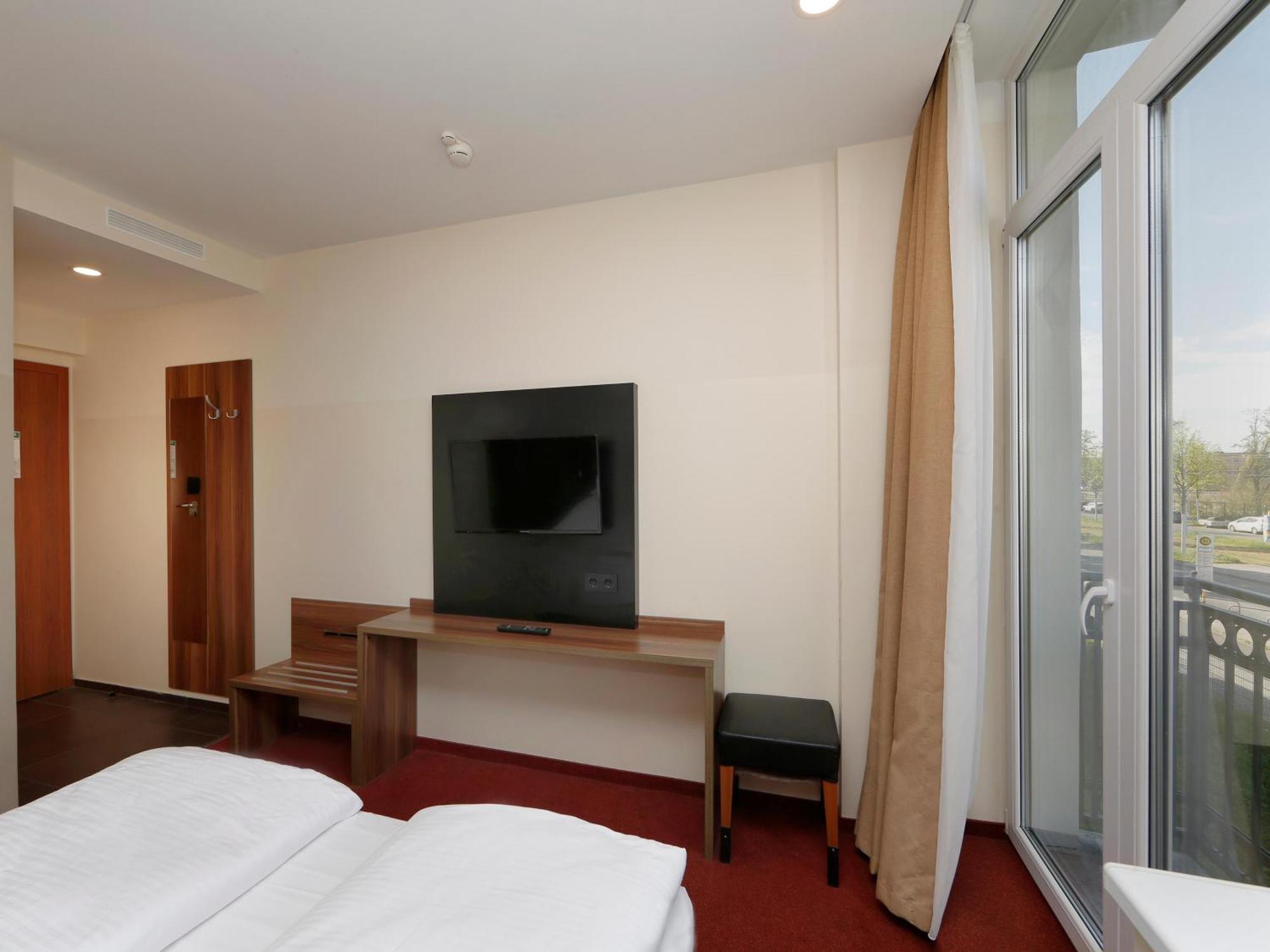 B&B Hotel Berlin-Adlershof Bagian luar foto