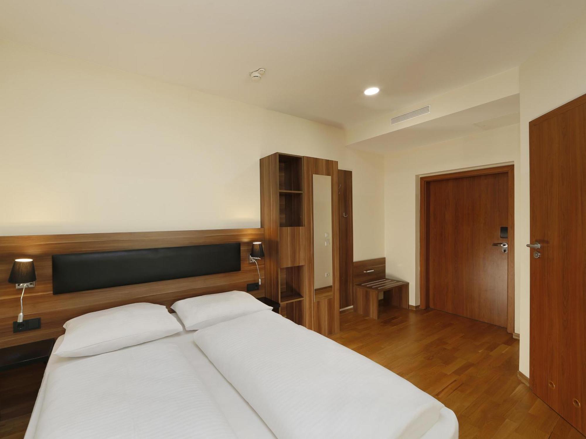 B&B Hotel Berlin-Adlershof Bagian luar foto
