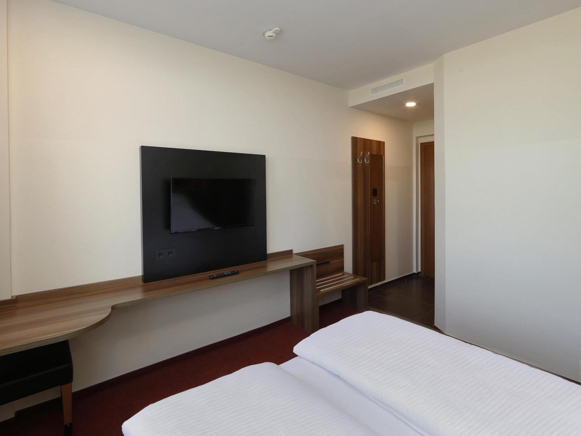 B&B Hotel Berlin-Adlershof Bagian luar foto