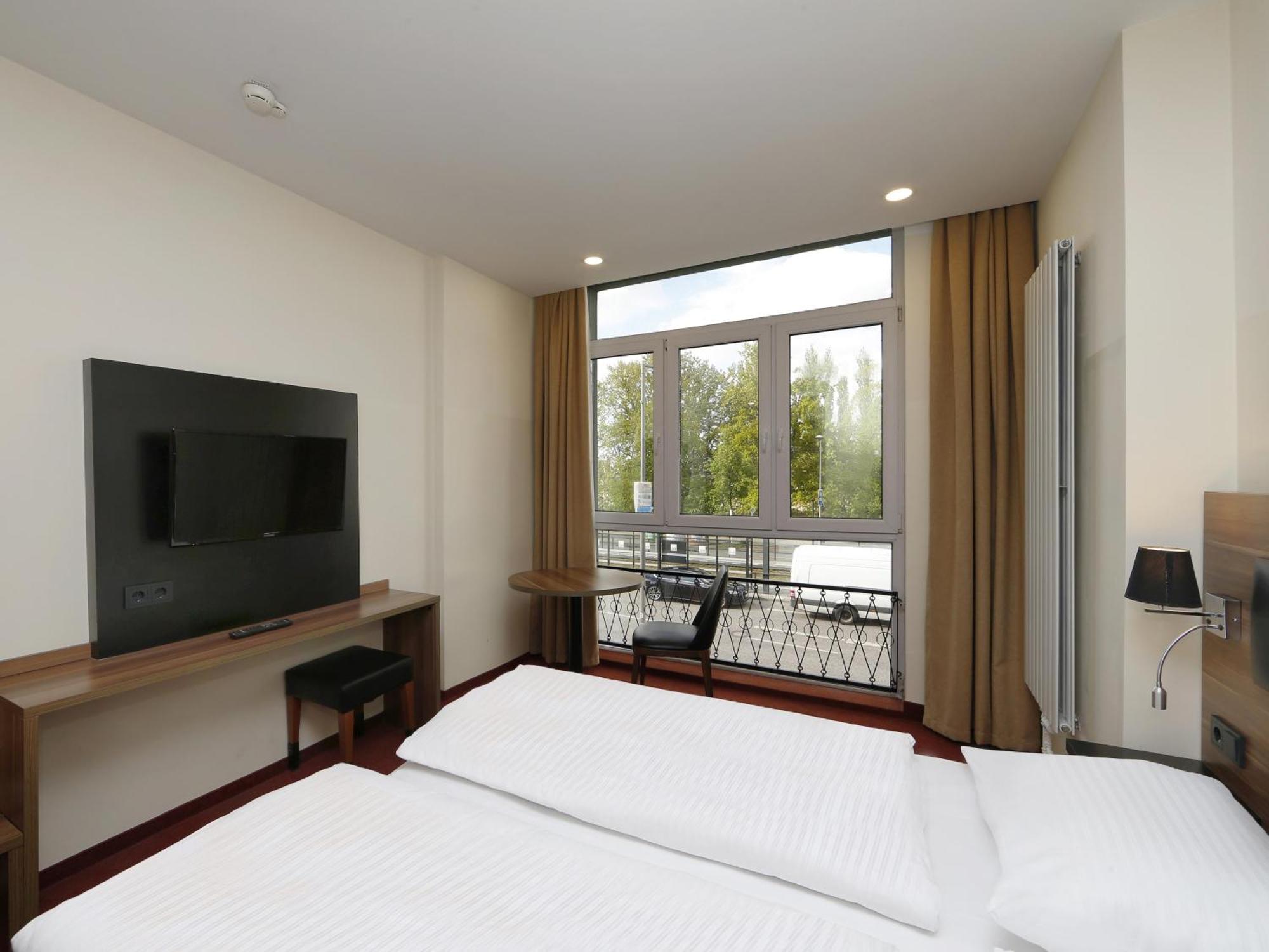 B&B Hotel Berlin-Adlershof Bagian luar foto