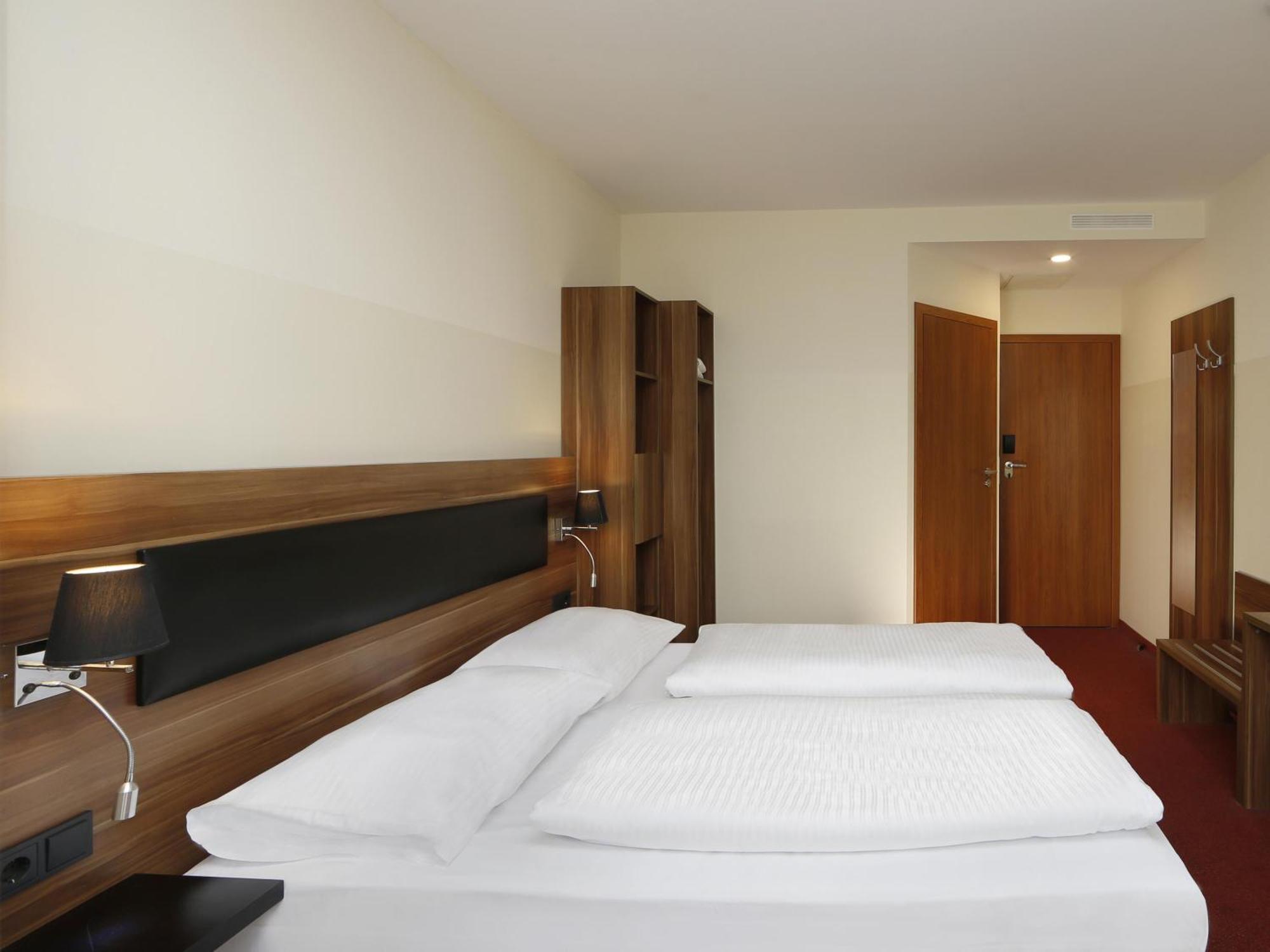 B&B Hotel Berlin-Adlershof Bagian luar foto