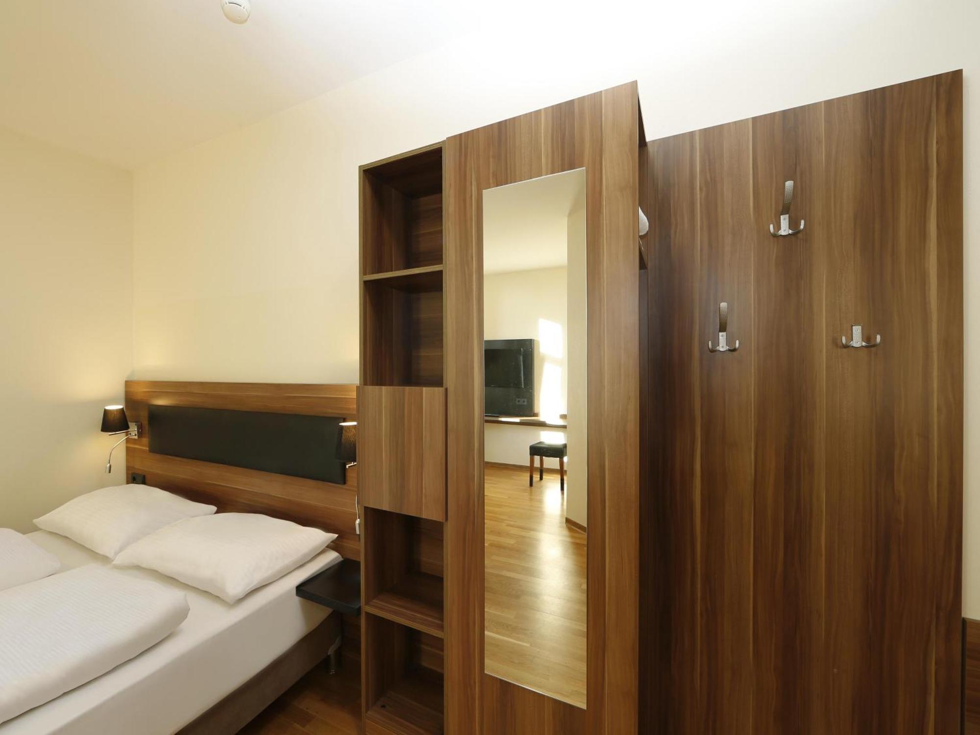 B&B Hotel Berlin-Adlershof Bagian luar foto