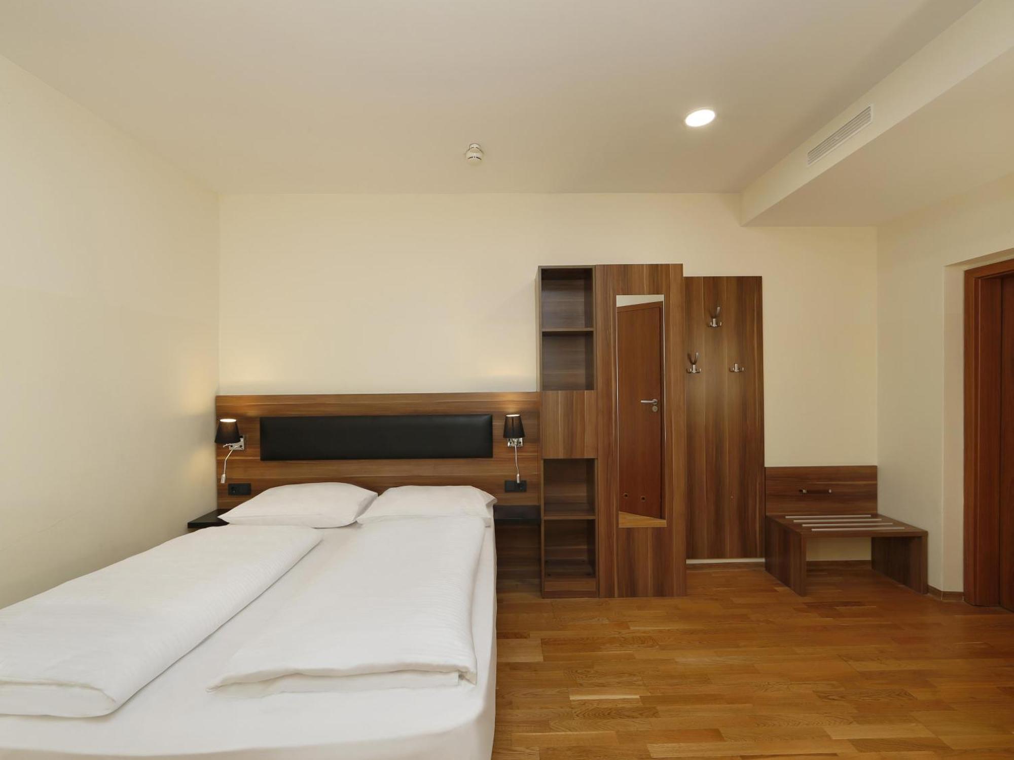 B&B Hotel Berlin-Adlershof Bagian luar foto