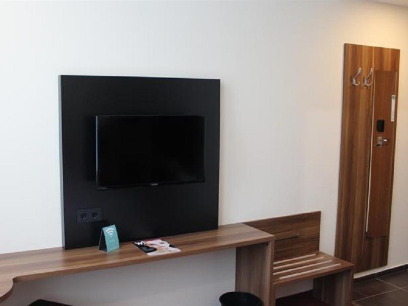 B&B Hotel Berlin-Adlershof Bagian luar foto